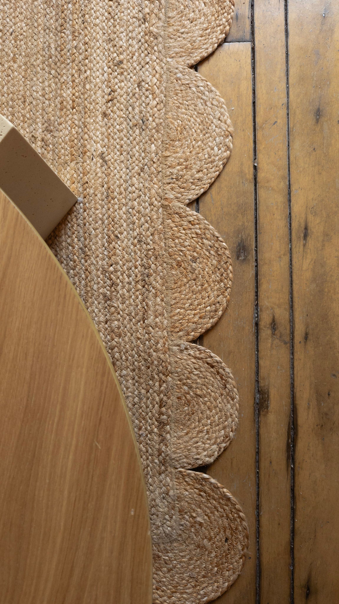 Scalloped Edges Jute Rug