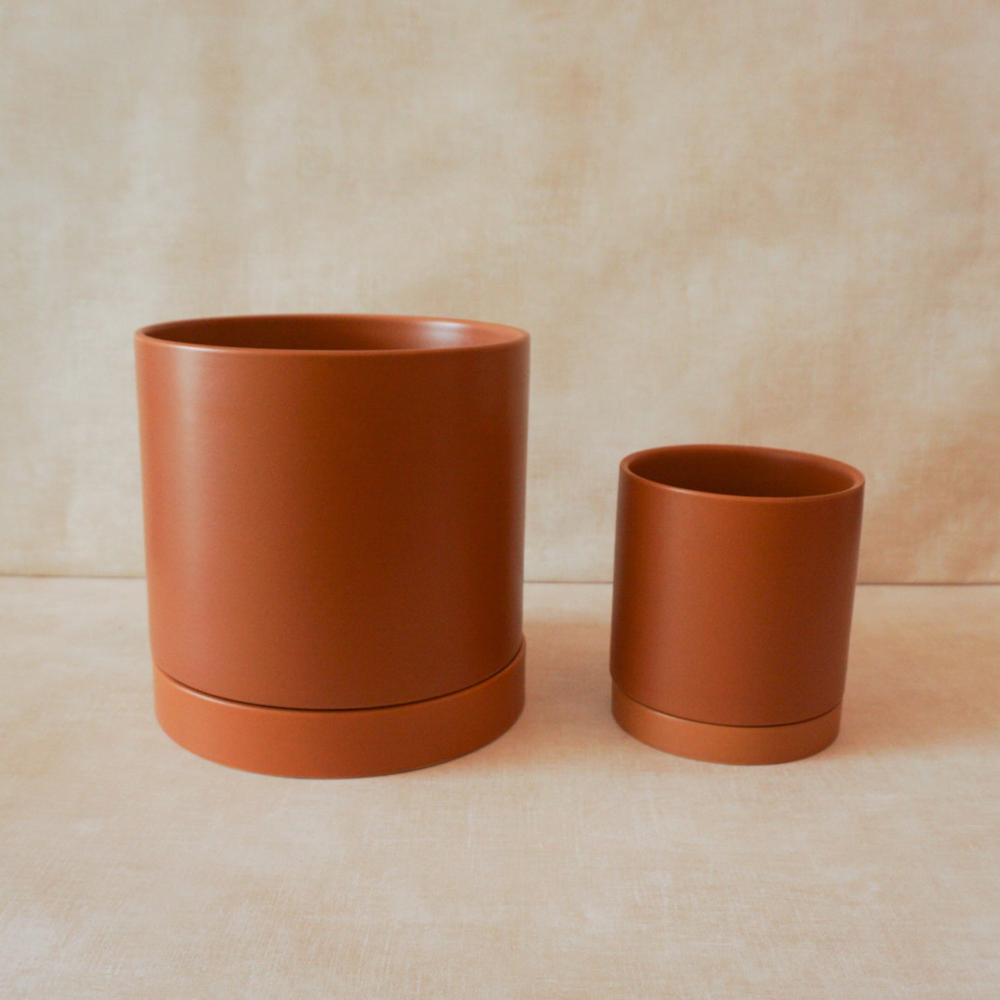 Ceramic burnt orange ceramic planter pot with drainage hole for houseplants